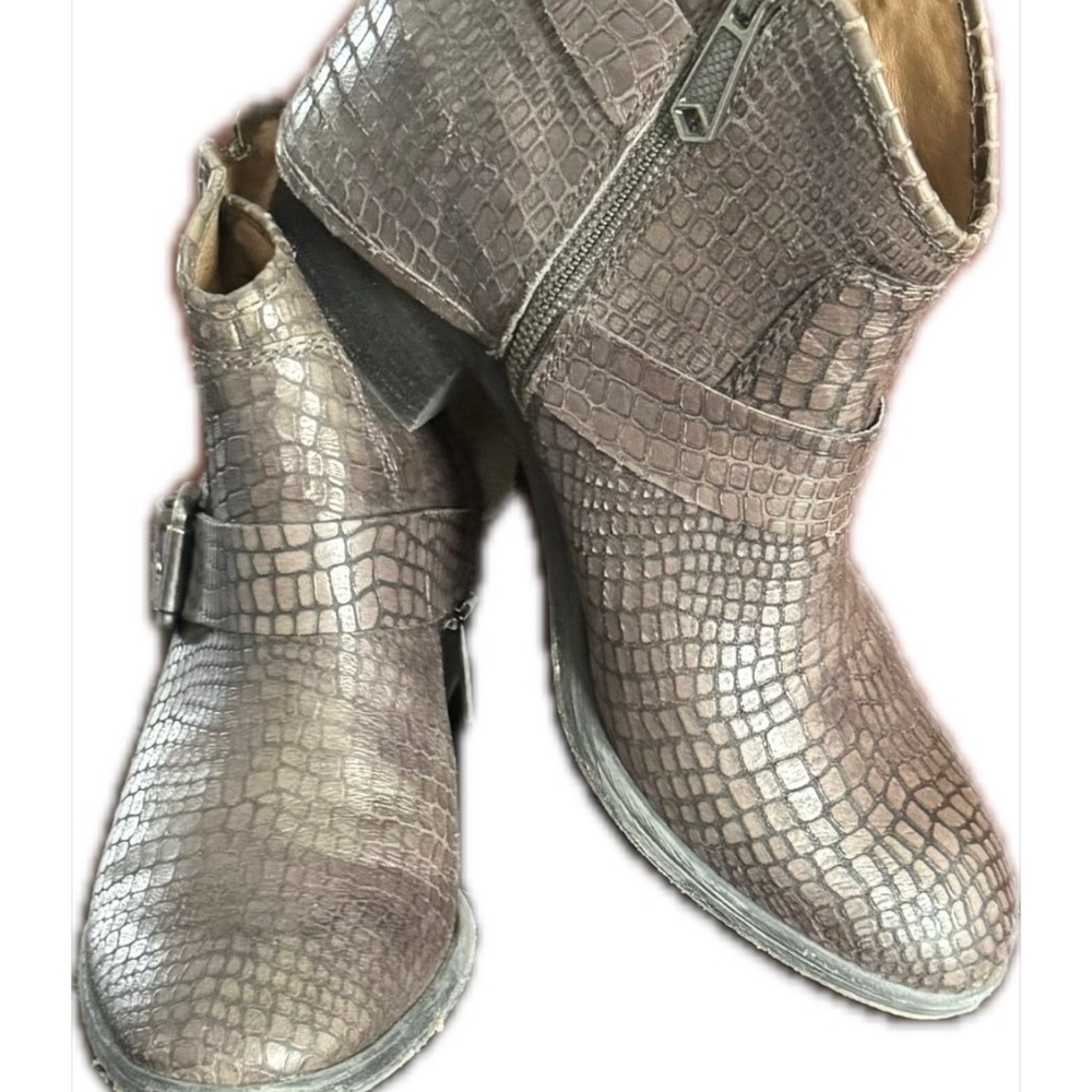 🎇 Donald J Pliner embossed leather booties with spats 🎇